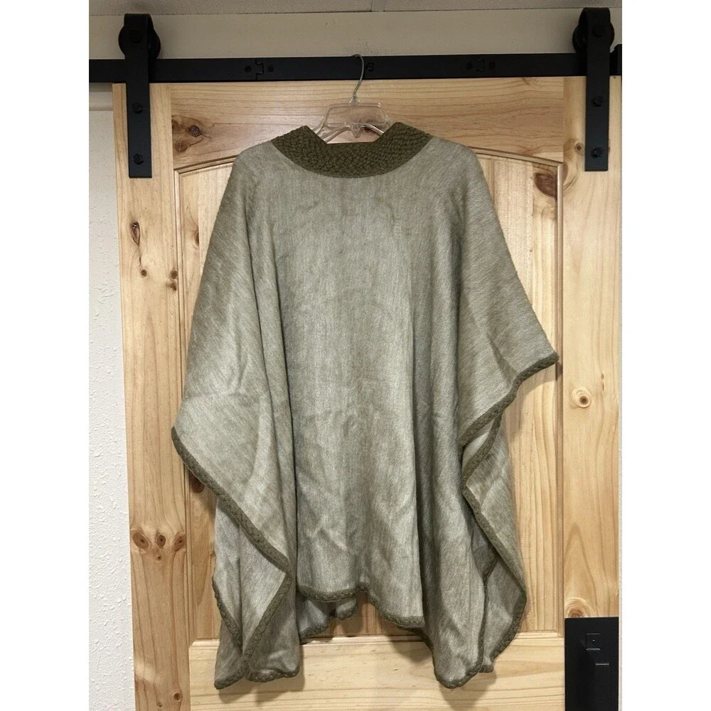 Uno Alla Volta Shupaca Poncho Shawl One Size Women’s Beige Alpaca Cape Buttons